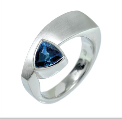 Klaudia Magyar goldschmiede Ring blauer Smaragd